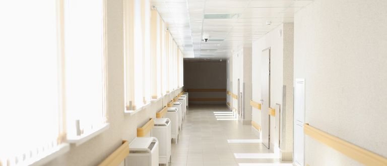 Corredor de hospital iluminado por luz natural.